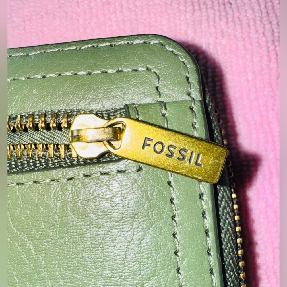 Green FOSSIL Wallet. - Picture 3 of 7